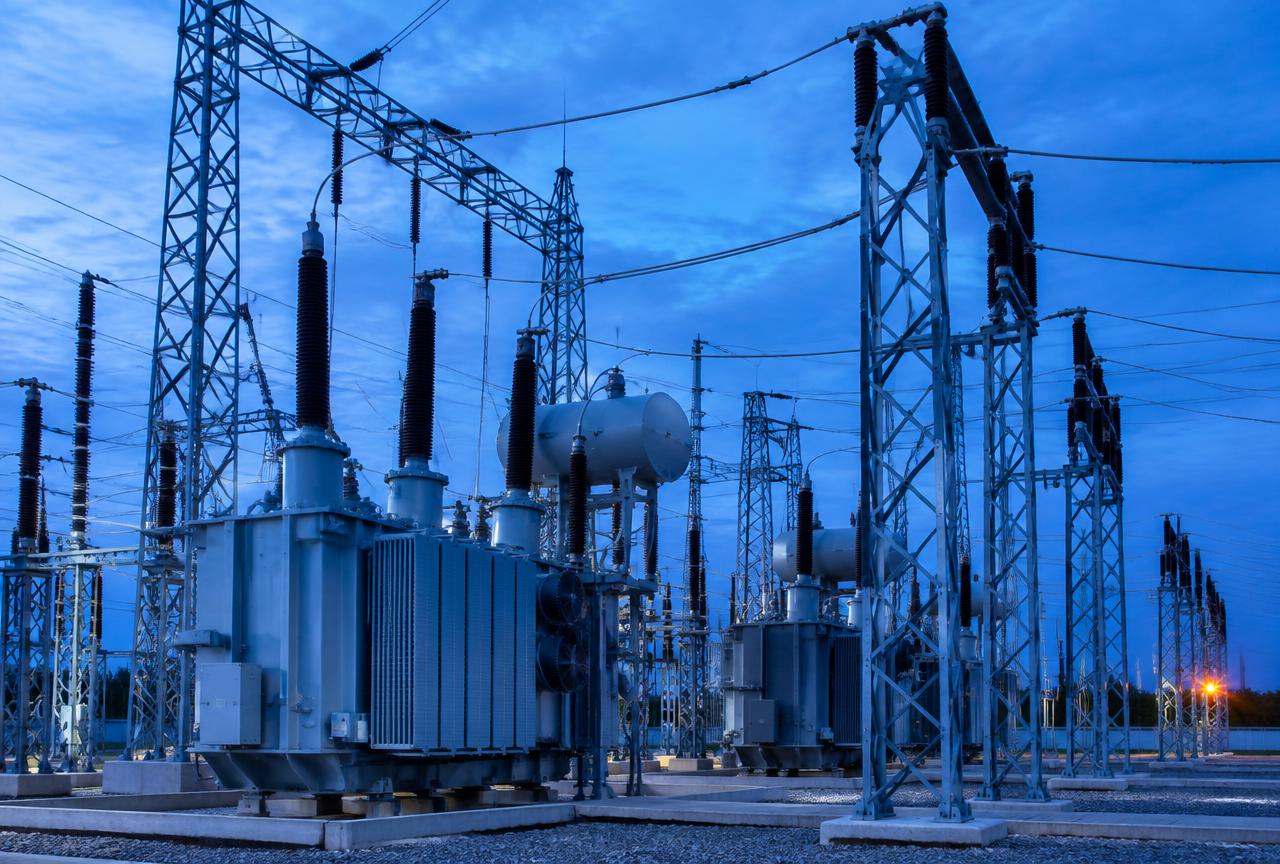 Subestación eléctrica con transformadores — imagen ilustrativa